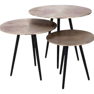 Puede incluir: Juego de tres mesas nido redondas. Las tapas tienen un acabado bronce con un patrón radial. Cada mesa tiene patas negras y cónicas. Las mesas son de diferentes tamaños, diseñadas para encajar juntas.