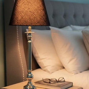 Lámpara de mesa artesanal de níquel y aluminio / Lámpara de noche moderna