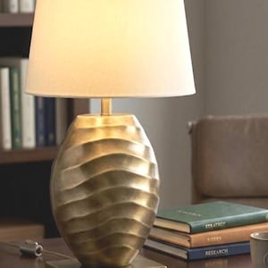 Handmade Wave Strukturierte Tischlampe | Nickel Skulpturale Beleuchtung