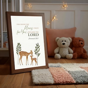 Könnte beinhalten: Ein gerahmter Kunstdruck mit einer Aquarellillustration einer Hirschkuh und eines Kitzes zwischen zwei grünen Bäumen. Der Text lautet: For I know the plans I have for you, declares the LORD, Jeremiah 29:11 in Dunkelgrün und Braun.