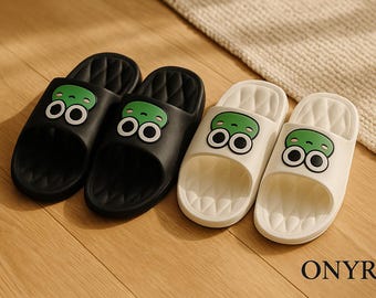 Kapcie z kreskówkową żabą – urocze, unisexowe kapcie domowe | ONYRA