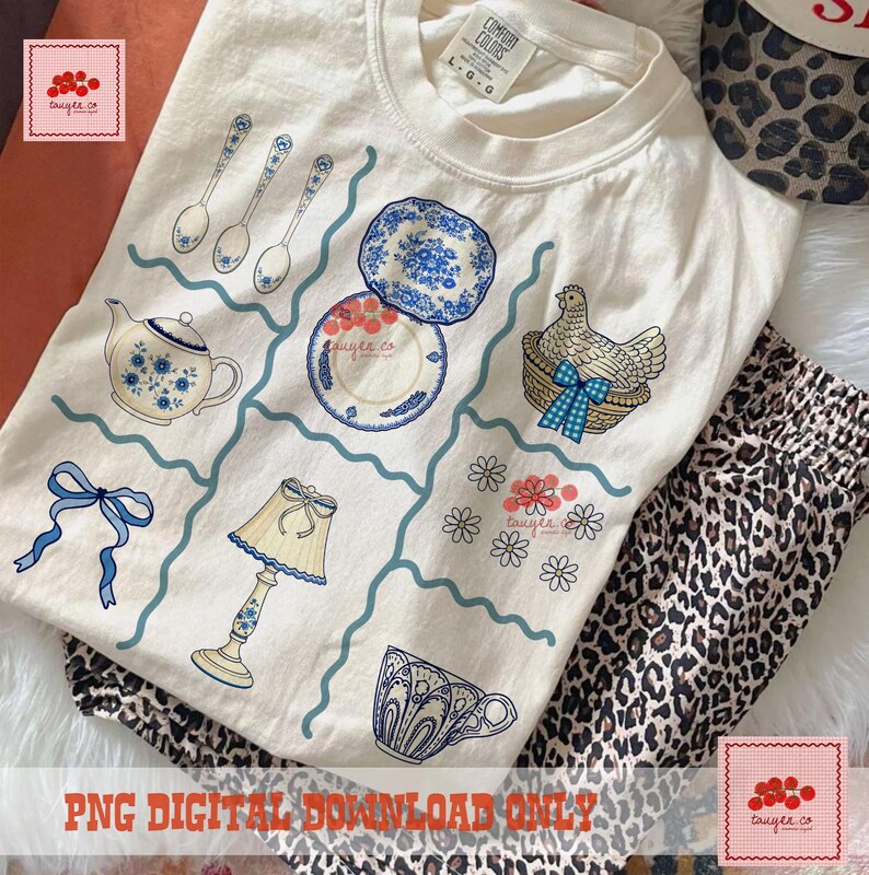 Pode incluir: Camiseta creme com um padr&atilde;o quadriculado com x&iacute;caras, pratos e colheres azuis e brancos, uma chaleira, uma l&acirc;mpada, um la&ccedil;o e uma galinha em uma cesta. O texto "PNG DIGITAL DOWNLOAD ONLY" est&aacute; na parte inferior.
