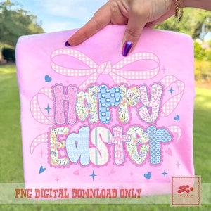 Könnte beinhalten: Ein hellrosa T-Shirt mit den Worten "Happy Easter" in einem farbenfrohen, gemusterten Design. Der Text ist in einer Blasen-Schriftart mit Blumen-, Vichy- und Herzmustern gehalten. Eine Vichy-Schleife und Bänder befinden sich oben. Die Worte "PNG DIGITAL DOWNLOAD ONLY" stehen unten.