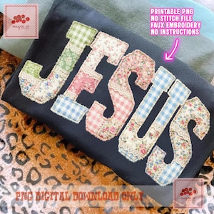 Pode incluir: Um tecido cinza escuro com a palavra "JESUS" aplicada em estilo patchwork. As letras são feitas de tecidos florais, xadrez e com acabamentos de renda. A imagem inclui o texto "PRINTABLE PNG NO STITCH FILE FAUX EMBROIDERY NO INSTRUCTIONS" e "PNG DIGITAL DOWNLOAD ONLY".