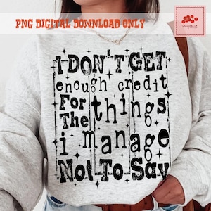 Puede incluir: Sudadera gris claro con el texto negro "I DON'T GET enough credit For The things i manage Not To Say". El texto está dispuesto verticalmente con estrellas y líneas verticales.