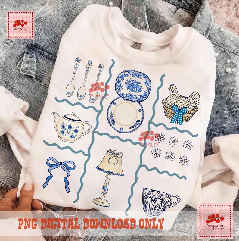 Pode incluir: Camisola branca com uma ilustra&ccedil;&atilde;o azul e branca de utens&iacute;lios de cozinha, incluindo uma chaleira, pratos, colheres, uma l&acirc;mpada e uma ch&aacute;vena de ch&aacute;. Uma galinha numa cesta e um la&ccedil;o azul tamb&eacute;m s&atilde;o apresentados. O texto "PNG DIGITAL DOWNLOAD ONLY" est&aacute; na parte inferior.