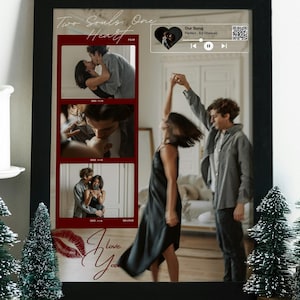 Może przedstawiać: Oprawiony wydruk ze zdjęciem z romantycznymi obrazami i tekstem. Wydruk zawiera frazy „Two Souls, One Heart” i „I Love You” oraz grafikę odtwarzacza muzyki. Rama jest czarna. Ogólnym tematem jest miłość i związki.