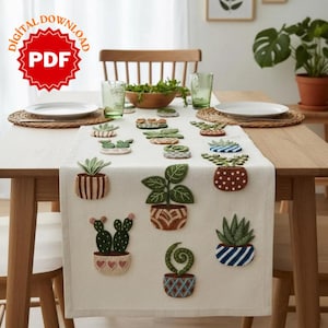 Könnte beinhalten: Ein cremefarbener Tischläufer mit gestickten Sukkulenten-Designs in verschiedenen Töpfen. Der Läufer liegt auf einem Holztisch, der mit Tellern, Gläsern und einer Schüssel mit Grünzeug gedeckt ist. Das Bild enthält eine "DIGITAL DOWNLOAD PDF" Grafik.