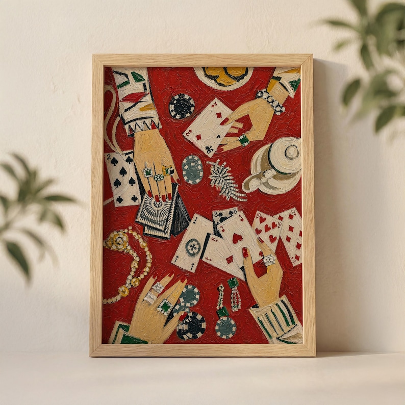 K&ouml;nnte beinhalten: Gerahmtes Kunstwerk mit H&auml;nden, die mit Ringen und Armb&auml;ndern, Spielkarten und Pokerchips auf rotem Hintergrund geschm&uuml;ckt sind. Eine Perlenkette, Ohrringe und eine Brosche sind ebenfalls zu sehen. Der Rahmen besteht aus hellem Holz.