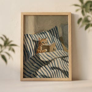 Pomarańczowy, rudy kot czytający książkę w łóżku, wydruk ścienny, przytulna ilustracja z pręgowanym kotem, pasiastą poduszką i delikatnym światłem słonecznym
