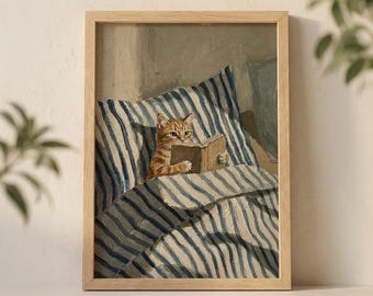 Väggkonsttryck med orange ingefärakatt som läser bok i sängen, mysig tabbyillustration med randig kudde och mjukt solljus