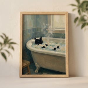 以下が含まれることがあります： フレームに入ったプリントは、泡で満たされたヴィンテージの爪足バスタブでリラックスしている黒猫を描いています。バスルームには青いタイルと小さな木製のスツールがあります。水から蒸気が立ち上り、居心地の良い気まぐれなシーンを作り出しています。