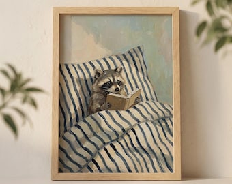 Impresión artística de pared de mapache leyendo en la cama, acogedora ilustración animal con almohada a rayas para la decoración del dormitorio.
