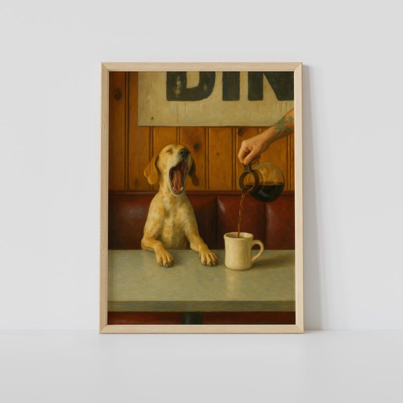 Puede incluir: Una impresi&oacute;n enmarcada representa a un perro bostezando sentado en una mesa de restaurante. Una mano vierte caf&eacute; en una taza. El entorno del restaurante incluye un letrero que dice "DINER" y paneles de madera.
