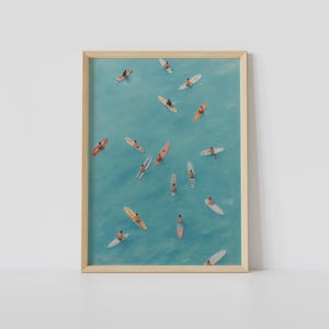 Plakat ścienny „Surferzy w oceanie” – letnia dekoracja plażowa