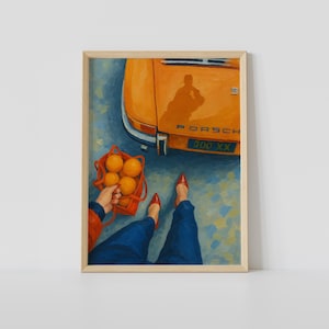 Puede incluir: Una pintura enmarcada muestra una vista superior de un Porsche naranja, una cesta roja de naranjas y una persona con pantalones azules y zapatos rojos. La matrícula del coche dice "300 XX."