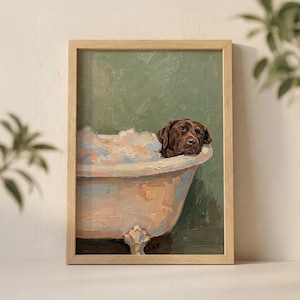Könnte beinhalten: Gerahmtes Gemälde, das einen braunen Labrador Retriever in einer Vintage-Badewanne mit Blasen zeigt. Der Kopf des Hundes ruht am Wannenrand, mit einem grünen Hintergrund und einer hellen Wanne. Das Kunstwerk ist in hellem Holz gerahmt.