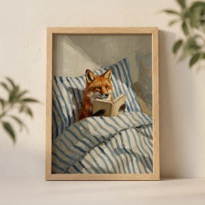 ベッドで本を読むキツネのウォールアートプリント、ストライプの枕と暖かい日差しが心地よい朝のイラスト