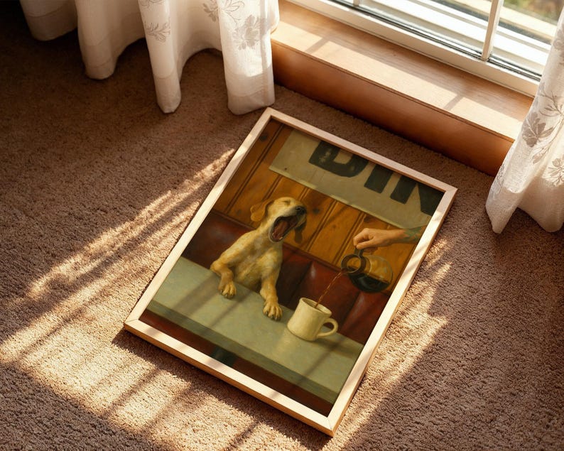 Puede incluir: Una impresi&oacute;n enmarcada que muestra un perro bostezando en una mesa de restaurante. La obra de arte representa una mano vertiendo caf&eacute; en una taza. El letrero del restaurante dice "DIN". El marco es de color claro, sobre una alfombra marr&oacute;n.