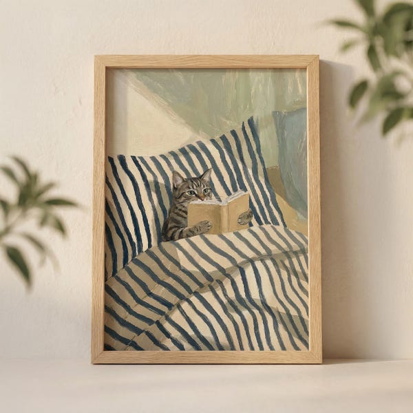 Getigerte Katze liest Buch im Bett Wandkunst Druck, Gemütlicher Morgen Illustration mit gestreiftem Kissen und Weichem Sonnenlicht
