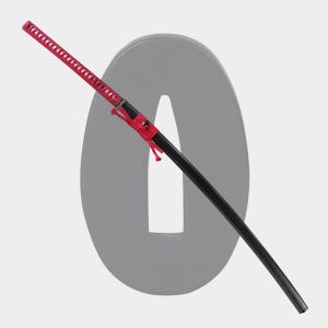 Peut inclure: Un katana japonais avec une lame noire et un manche rouge. Le manche est enveloppé de tissu rouge. L'épée est posée sur un fond gris.