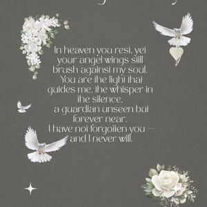Puede incluir: Una impresi&oacute;n conmemorativa con el texto "In Loving Memory" en la parte superior. El texto est&aacute; acompa&ntilde;ado de palomas blancas, arreglos florales y una estrella sobre un fondo gris. El poema incluye las frases "alas de &aacute;ngel" y "guardi&aacute;n invisible."