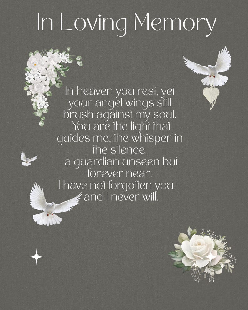 Puede incluir: Una impresi&oacute;n conmemorativa con el texto "In Loving Memory" en la parte superior. El texto est&aacute; acompa&ntilde;ado de palomas blancas, arreglos florales y una estrella sobre un fondo gris. El poema incluye las frases "alas de &aacute;ngel" y "guardi&aacute;n invisible."