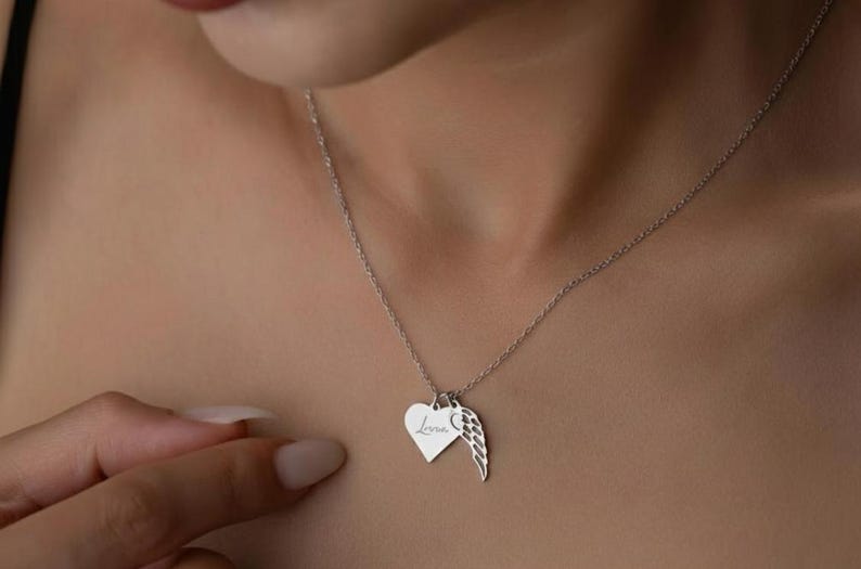 Collar con una carta del cielo, pequeñas alas de ángel, joya conmemorativa, regalo para la pérdida del esposo, colgante con un abrazo del cielo, collar minimalista con alas doradas. imagen 16