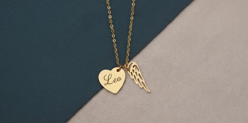 Collar con una carta del cielo, pequeñas alas de ángel, joya conmemorativa, regalo para la pérdida del esposo, colgante con un abrazo del cielo, collar minimalista con alas doradas. imagen 1