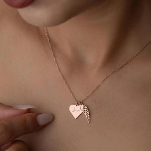 Collar con una carta del cielo, pequeñas alas de ángel, joya conmemorativa, regalo para la pérdida del esposo, colgante con un abrazo del cielo, collar minimalista con alas doradas. imagen 15
