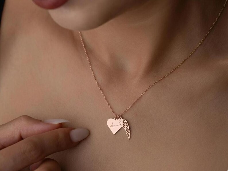Collar con una carta del cielo, pequeñas alas de ángel, joya conmemorativa, regalo para la pérdida del esposo, colgante con un abrazo del cielo, collar minimalista con alas doradas. imagen 15