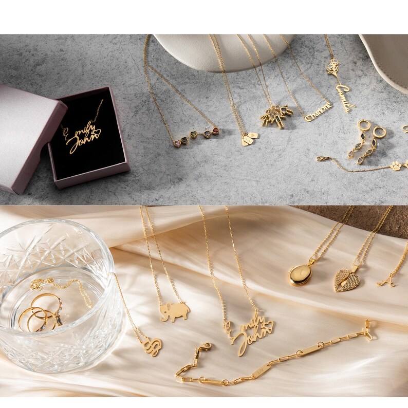 Puede incluir: Una colecci&oacute;n de collares y anillos de oro. Los collares presentan varios colgantes, incluyendo nombres, iniciales y formas. Un collar est&aacute; en una caja con el nombre "Emily John". Las joyas se exhiben sobre una superficie gris claro y una superficie blanca.