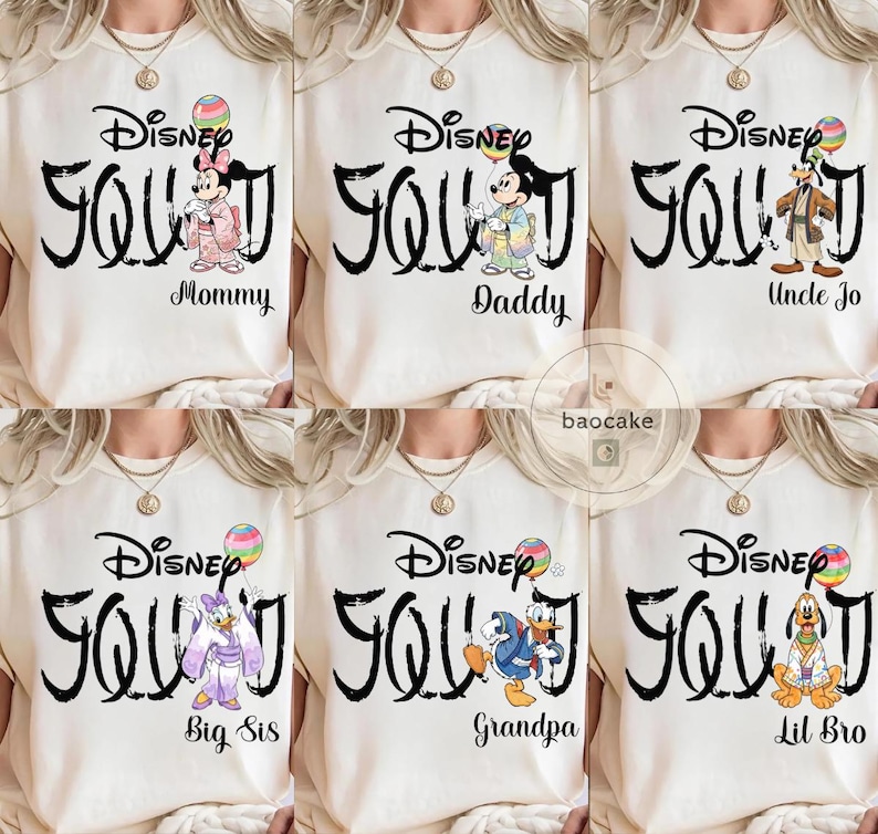 Puede incluir: Camisetas familiares de Disney color crema con texto negro "Disney Squad". Cada camiseta presenta un personaje diferente de Disney y un rol familiar: Mam&aacute;, Pap&aacute;, T&iacute;o Jo, Hermana Mayor, Abuelo y Hermano Peque&ntilde;o.