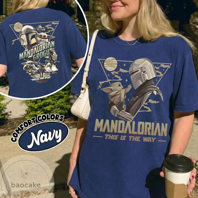 Op de afbeelding: Marineblauw T-shirt met een afbeelding van The Mandalorian en Grogu. Het ontwerp bevat de tekst "MANDALORIAN" en "THIS IS THE WAY". Het shirt maakt deel uit van de Comfort Colors collectie.