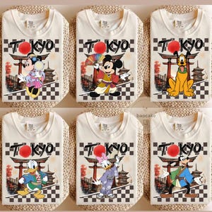 Camiseta de Mickey y sus amigos para el viaje a Disneyland Tokio 2026 con todos los personajes, camiseta personalizada para vacaciones familiares en Disney, camiseta estilo kimono de Mickey Japón imagen 1
