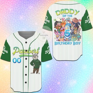 K&ouml;nnte beinhalten: Wei&szlig;es und gr&uuml;nes Baseball-Trikot mit vertikalen Streifen. Das Trikot tr&auml;gt den Namen "Pawbert" und die Nummer "00" auf der Vorderseite. Auf der R&uuml;ckseite des Trikots steht "DADDY OF THE 5 BIRTHDAY BOY" mit einem Cartoon-Bild von Charakteren.