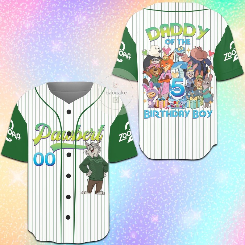 K&ouml;nnte beinhalten: Wei&szlig;es und gr&uuml;nes Baseball-Trikot mit vertikalen Streifen. Das Trikot tr&auml;gt den Namen "Pawbert" und die Nummer "00" auf der Vorderseite. Auf der R&uuml;ckseite des Trikots steht "DADDY OF THE 5 BIRTHDAY BOY" mit einem Cartoon-Bild von Charakteren.