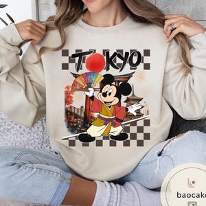 Camiseta de Mickey y sus amigos para el viaje a Disneyland Tokio 2026 con todos los personajes, camiseta personalizada para vacaciones familiares en Disney, camiseta estilo kimono de Mickey Japón imagen 12