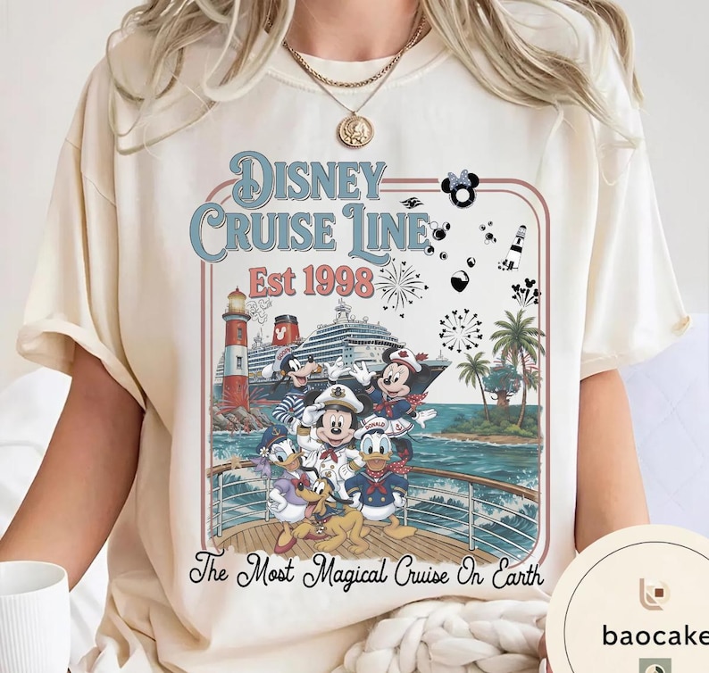 Puede incluir: Camiseta color crema con un gr&aacute;fico de personajes de Disney Cruise Line en un crucero. El dise&ntilde;o incluye a Mickey Mouse, Minnie Mouse, Donald Duck y Goofy. El texto dice "Disney Cruise Line Est 1998" y "The Most Magical Cruise On Earth."