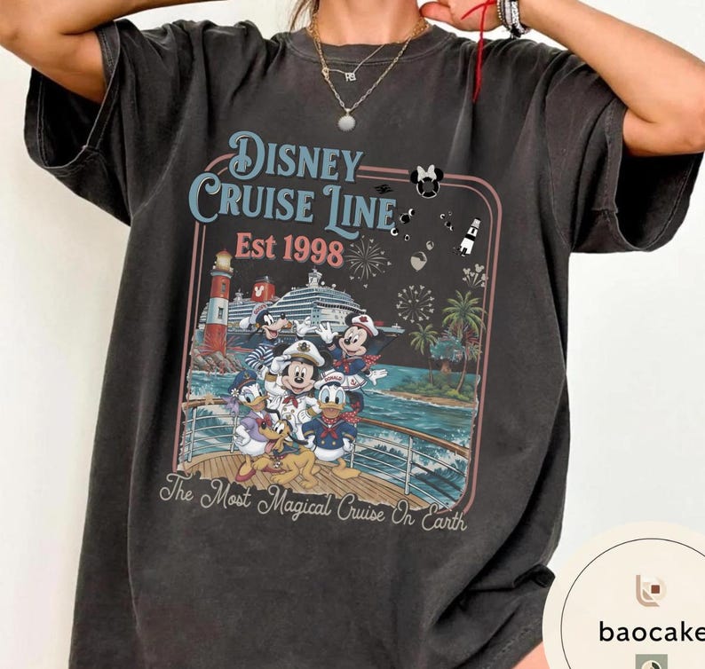 Puede incluir: Camiseta gris oscuro con un gr&aacute;fico colorido de personajes de Disney en un crucero. El dise&ntilde;o incluye el texto "Disney Cruise Line Est 1998" y "The Most Magical Cruise On Earth". La camiseta tiene un aspecto vintage.