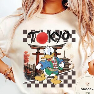 Camiseta de Mickey y sus amigos para el viaje a Disneyland Tokio 2026 con todos los personajes, camiseta personalizada para vacaciones familiares en Disney, camiseta estilo kimono de Mickey Japón imagen 7
