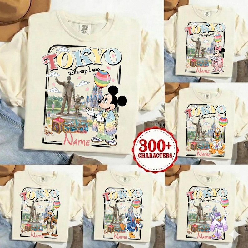 Puede incluir: Camisetas de manga larga color crema con un gr&aacute;fico de Tokyo Disneyland. El gr&aacute;fico presenta a Mickey Mouse con un kimono, un globo de arco&iacute;ris y el texto "TOKYO Disneyland" en un dise&ntilde;o colorido. Tambi&eacute;n se incluye la palabra "Name".