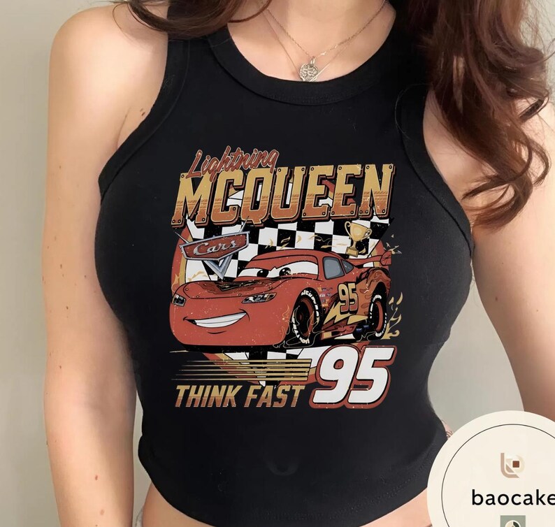 Puede incluir: Camiseta sin mangas negra con un gr&aacute;fico de Rayo McQueen de la pel&iacute;cula Cars. El dise&ntilde;o incluye el texto "Lightning McQueen", "Cars", "95" y "Think Fast". El coche es rojo con un fondo de cuadros.