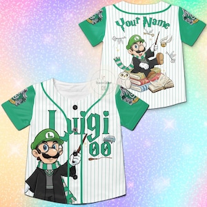Puede incluir: Camiseta de b&eacute;isbol blanca con mangas y detalles verdes. La parte delantera presenta un personaje de dibujos animados de Luigi con el nombre "Luigi" y el n&uacute;mero "00". La parte trasera tiene un Luigi de dibujos animados con el texto "Your Name". La camiseta tiene un patr&oacute;n de rayas.