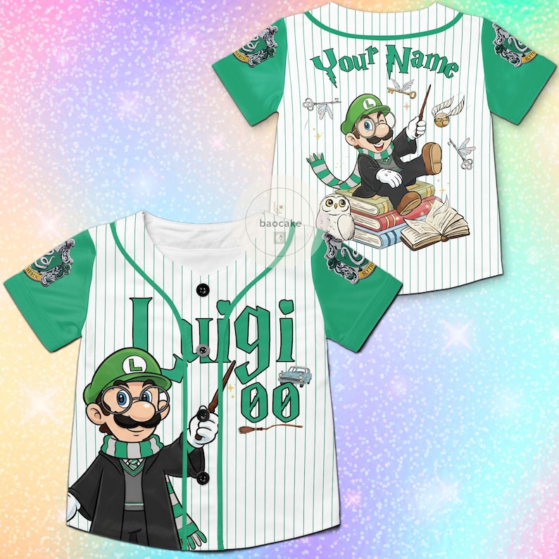 Puede incluir: Camiseta de b&eacute;isbol blanca con mangas y detalles verdes. La parte delantera presenta un personaje de dibujos animados de Luigi con el nombre "Luigi" y el n&uacute;mero "00". La parte trasera tiene un Luigi de dibujos animados con el texto "Your Name". La camiseta tiene un patr&oacute;n de rayas.