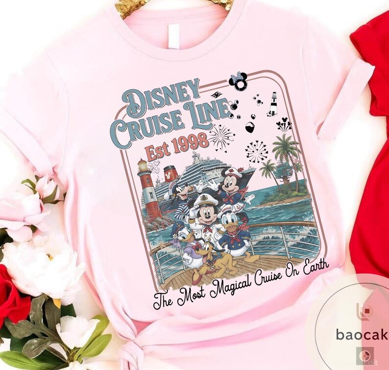 Puede incluir: Camiseta rosa claro con un dise&ntilde;o de personajes de Disney en un crucero. El dise&ntilde;o incluye el texto "Disney Cruise Line Est 1998" y "The Most Magical Cruise On Earth". La camiseta tiene mangas cortas.