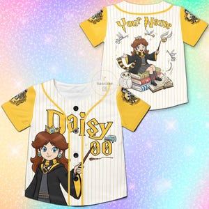 Puede incluir: Camiseta de b&eacute;isbol blanca y amarilla con una ilustraci&oacute;n de dibujos animados de la Princesa Daisy con un atuendo de mago. La parte delantera dice "Daisy 00" y la trasera "Your Name". Las mangas son amarillas.