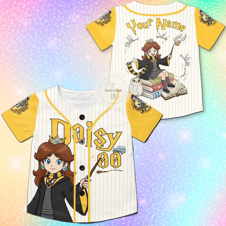 Puede incluir: Camiseta de b&eacute;isbol blanca y amarilla con una ilustraci&oacute;n de dibujos animados de la Princesa Daisy con un atuendo de mago. La parte delantera dice "Daisy 00" y la trasera "Your Name". Las mangas son amarillas.