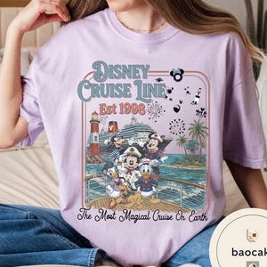 Puede incluir: Camiseta lila claro con un gr&aacute;fico de Disney Cruise Line. El dise&ntilde;o incluye el texto "Disney Cruise Line Est 1998" y una representaci&oacute;n de personajes de Disney en un crucero. Tambi&eacute;n est&aacute; presente la frase "The Most Magical Cruise On Earth".