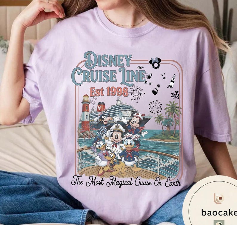 Puede incluir: Camiseta lila claro con un gr&aacute;fico de Disney Cruise Line. El dise&ntilde;o incluye el texto "Disney Cruise Line Est 1998" y una representaci&oacute;n de personajes de Disney en un crucero. Tambi&eacute;n est&aacute; presente la frase "The Most Magical Cruise On Earth".